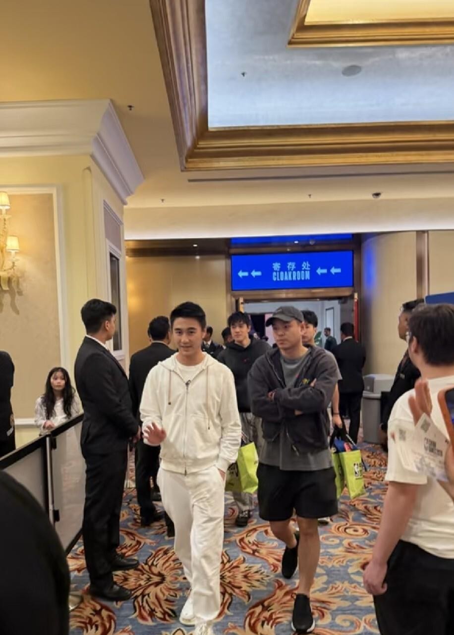 31岁何猷君在澳门自家商场被拍，娃娃脸配休闲装，路人偶遇感比家族其他人强太多。路透里他笑着跟人打招呼