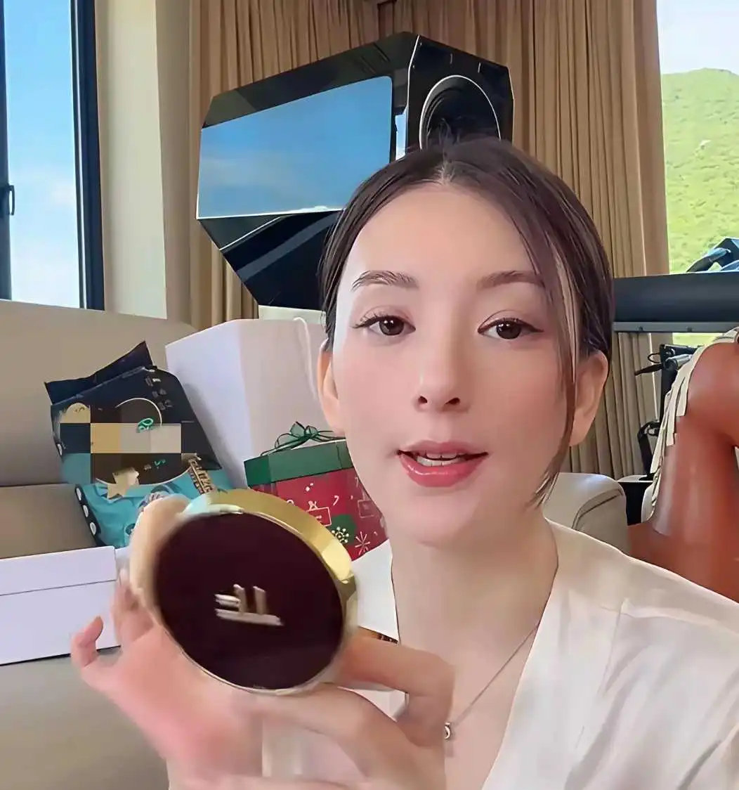 郭富城老婆方媛曝光的生活，还挺接地气。她忙着给俩孩子做早餐，这画面跟普通家庭主妇
