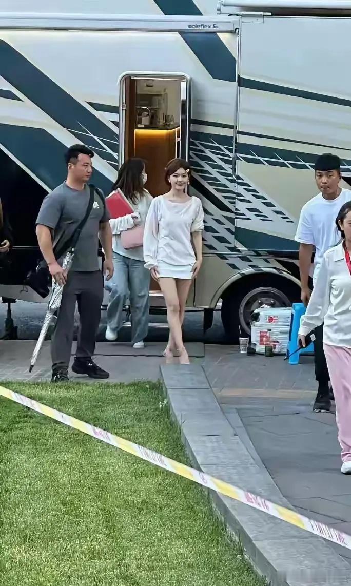 虽然身材比例一般，但是架不住脸漂亮呀！​​​