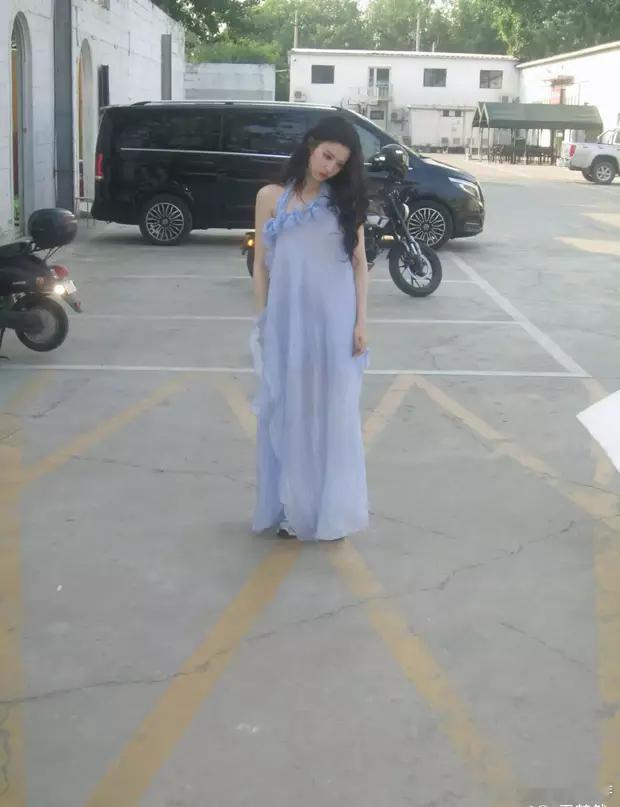 王楚然身穿一袭蓝色连衣裙的她身材高挑，皮肤白皙，在人群中很是打眼。​​​