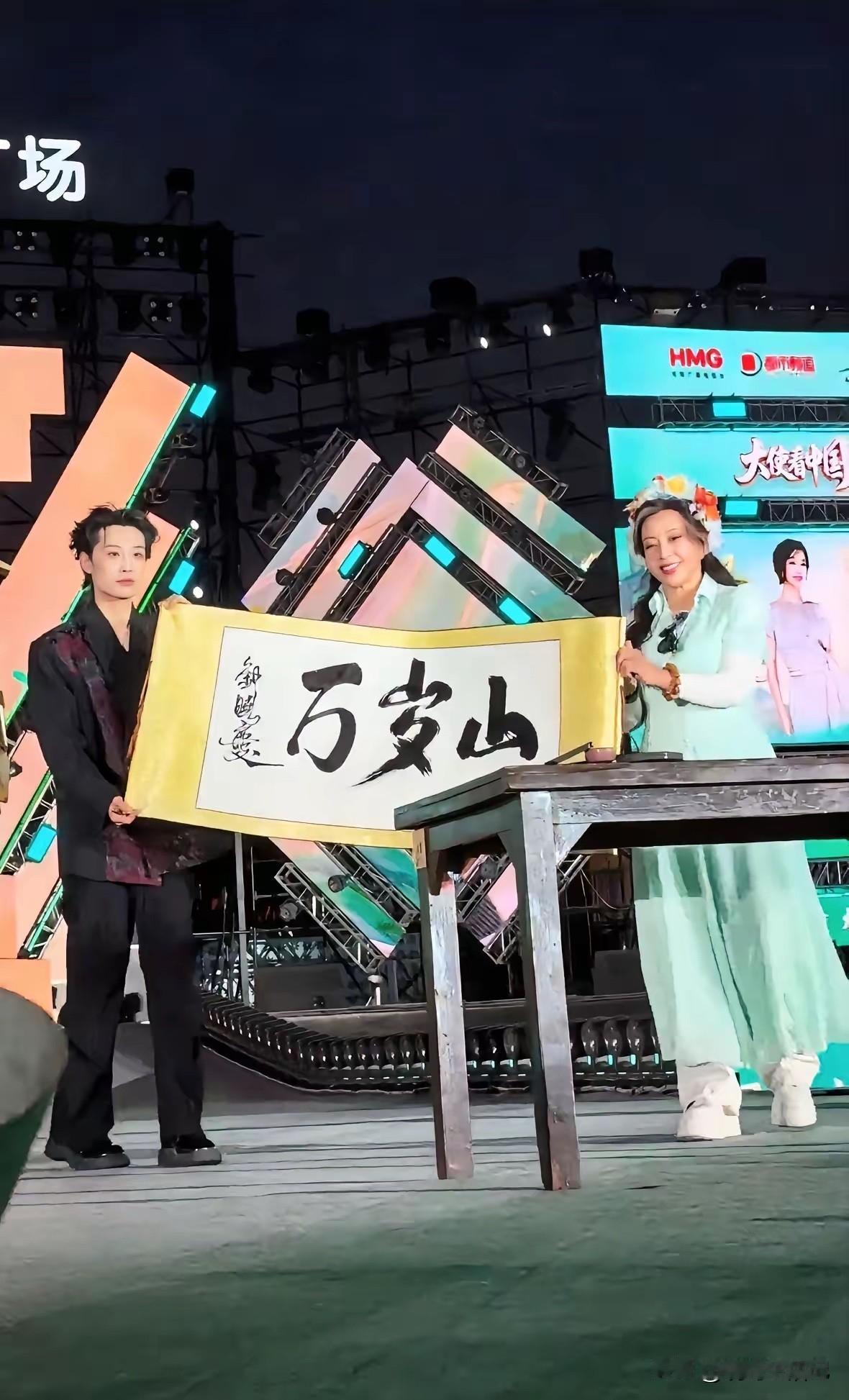该说不说，她字写的很漂亮[赞]