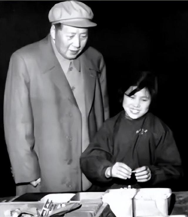 1958年，毛主席来到沈阳机床电器厂视察，全厂工人都低头不语，只有一位年轻女性大