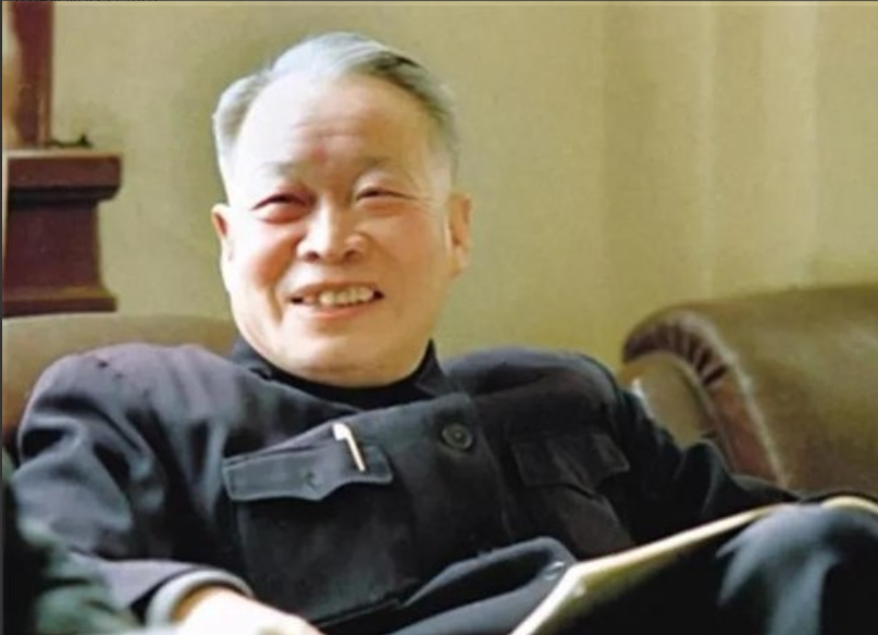 一天，钱玄同教授发现自己的小儿子在学校有一个绰号，很俗气。他哈哈大笑，随即把绰号