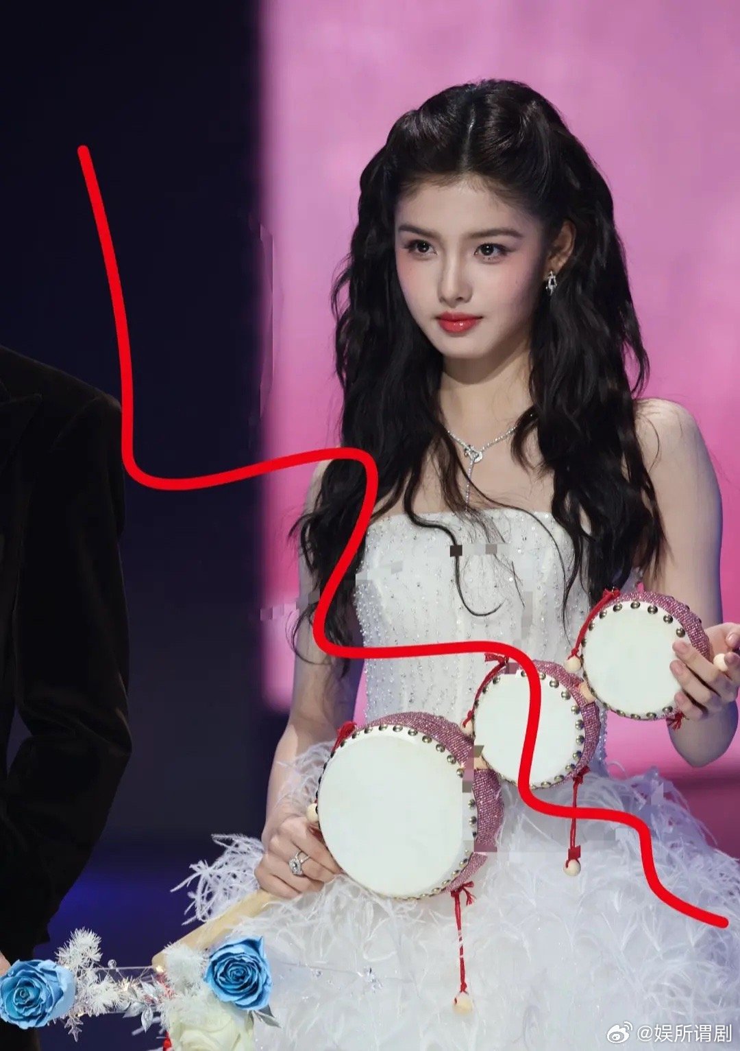 米米是一个成年人的骨头架子，然后顶着张小孩脸好心酸