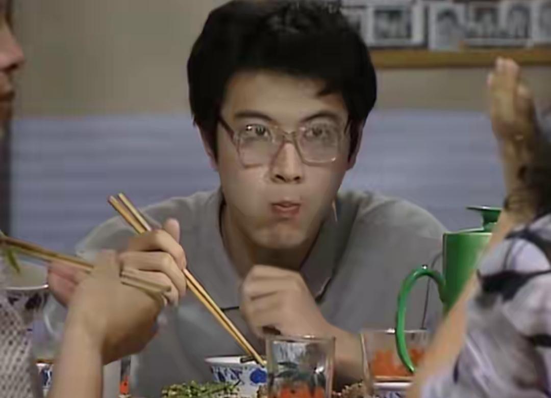 《贫嘴张大民的幸福生活》张大国扮演者，在家烹饪美食，家中装修朴实无华，母亲罕见露