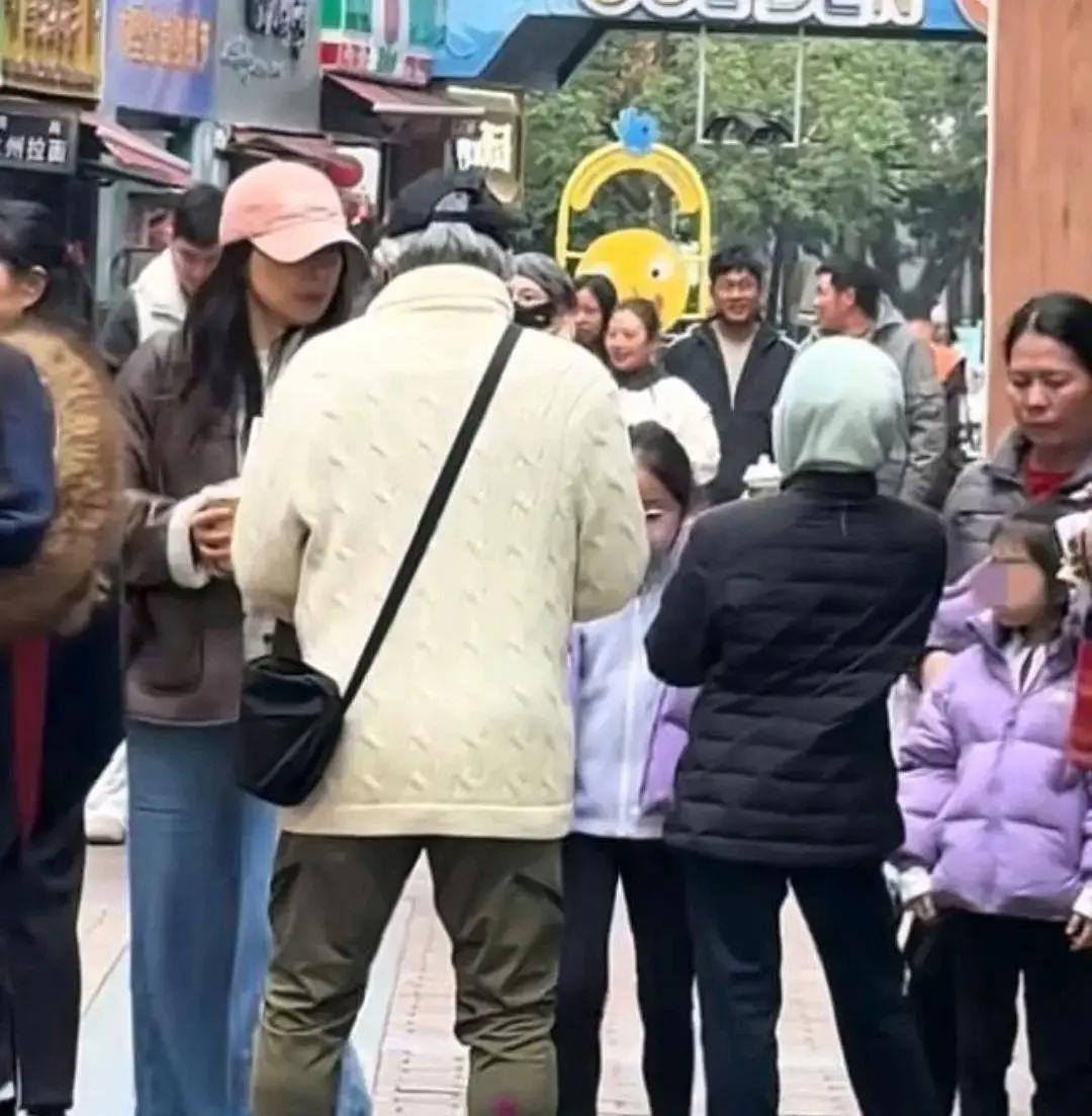 一个能让儿子搬运物资磨出水泡的父亲，正在悄悄完成家族财富最艰难的一次交接。霍英