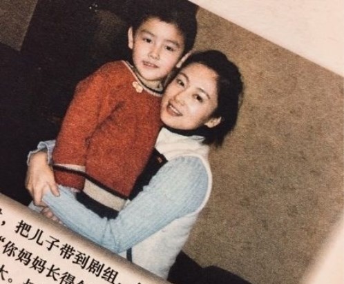 1999年5月，中国驻南斯拉夫大使馆被美国轰炸。2000年4月，陈凯歌、陈红夫妇