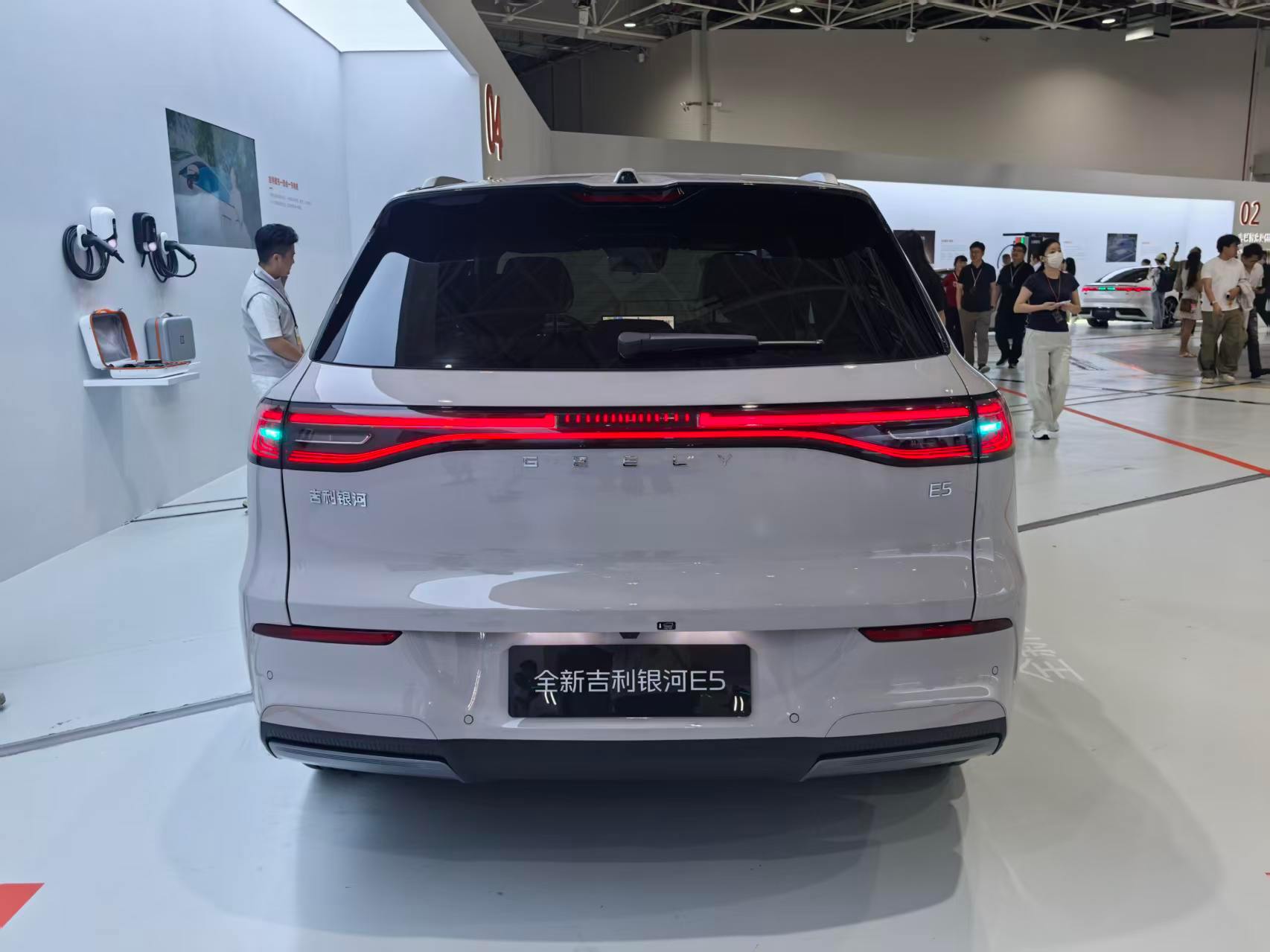 #全球AI智充SUV#当吉利把单枪峰值充电功率推到2.2兆瓦、把银河E5的起售价压到9.78万元时，