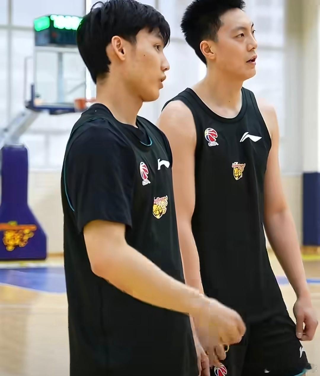 用三个词语来形容你的队友胡明轩？徐杰：努力、敬业、靠谱谈到球权分配问题，徐杰的回