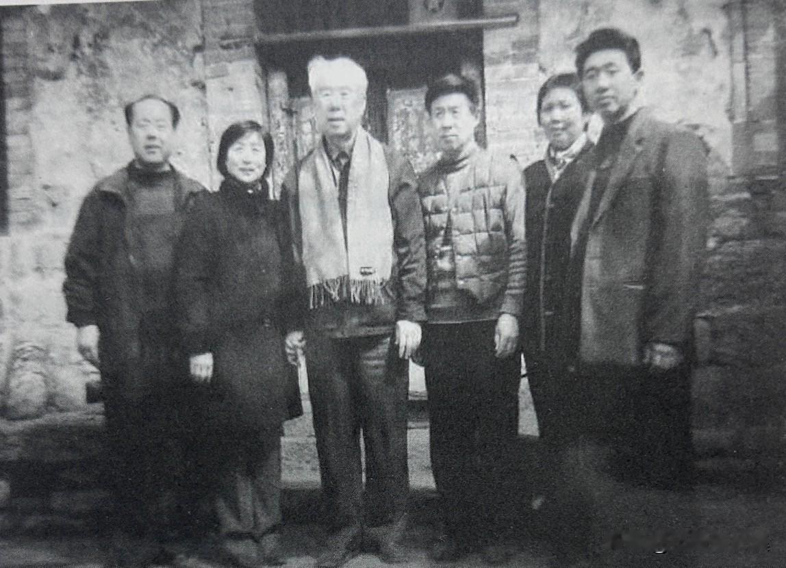 2005年3月，杨贵返回家乡河南省卫辉市狮豹头乡罗圈村，与儿子杨志勇、女儿杨玉梅