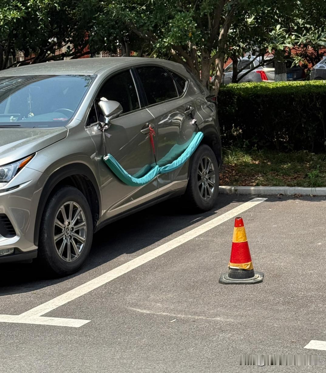 防开门杀装备这位车主肯定被开门杀弄怕了，直接上装备了，貌似弄起来也蛮方便的，把