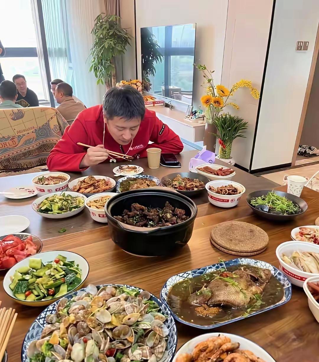 说实话，张雪峰吃的东西，同段位的有钱人都不会看一眼，命精贵着呢！苦日子熬出来的