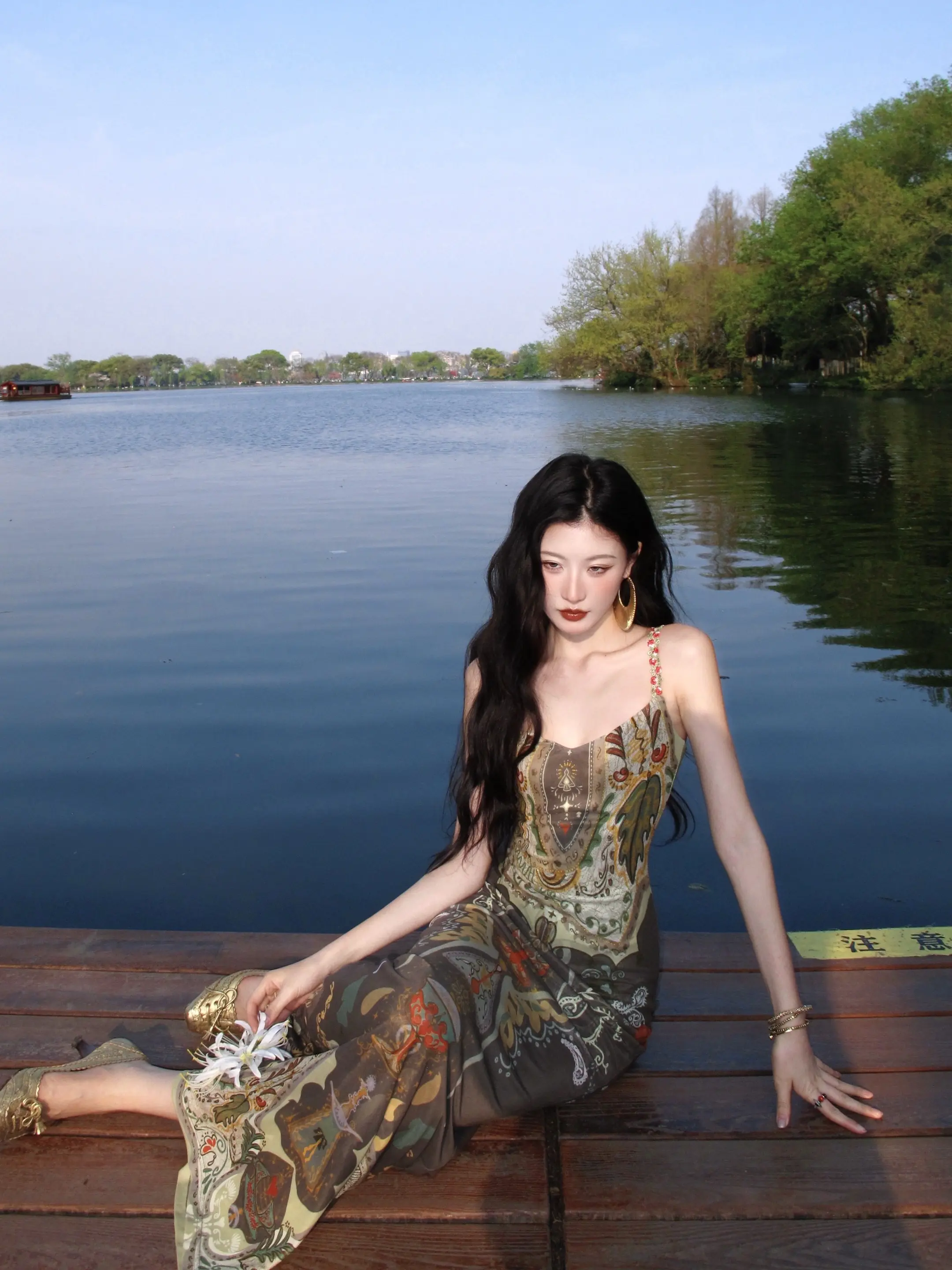 我好像在湖边拍到了人生照片。