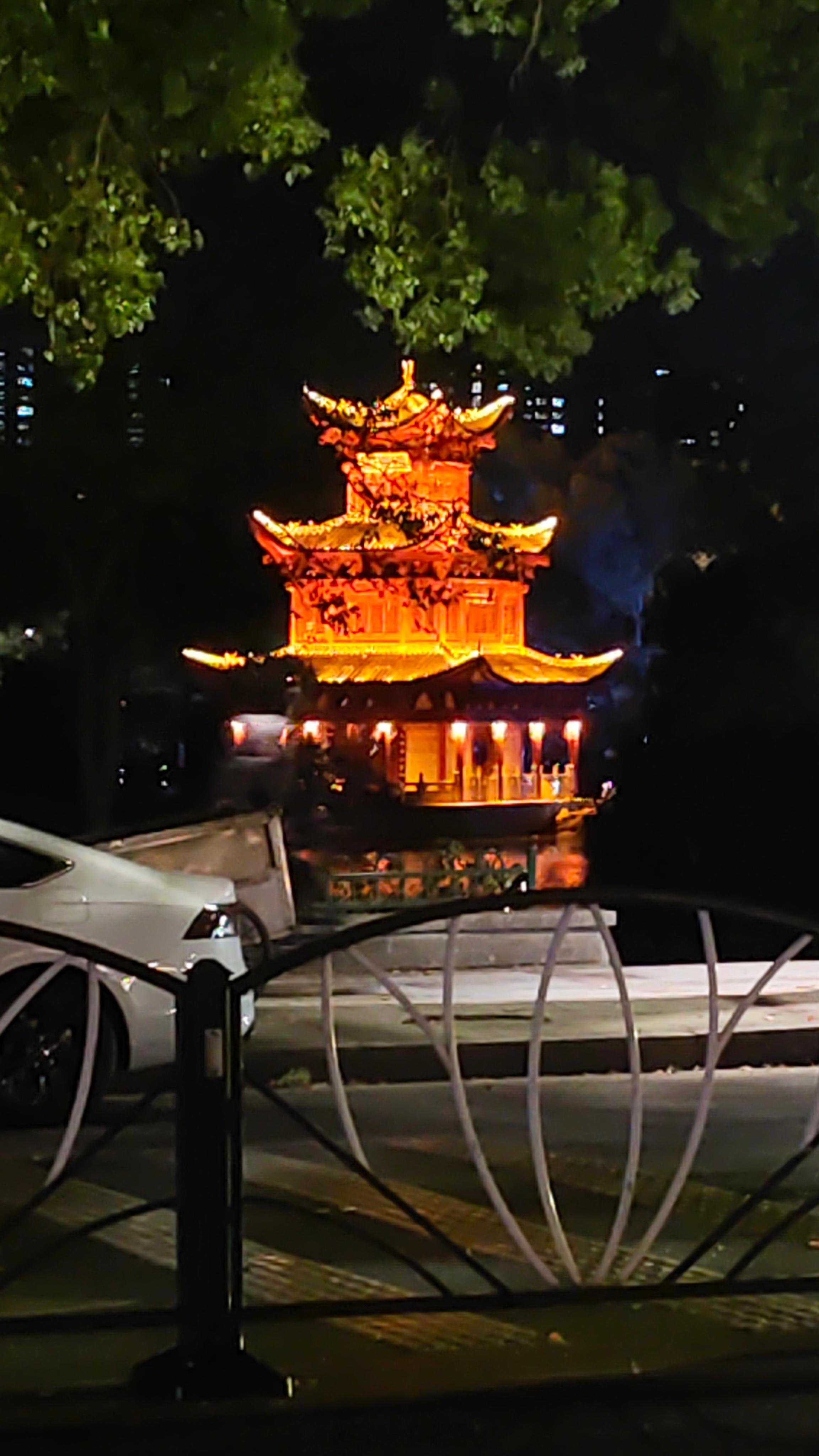 周一，6只业绩向好人气股，值得关注1.多氟多 六氟磷酸锂：传统强势领域。近期成