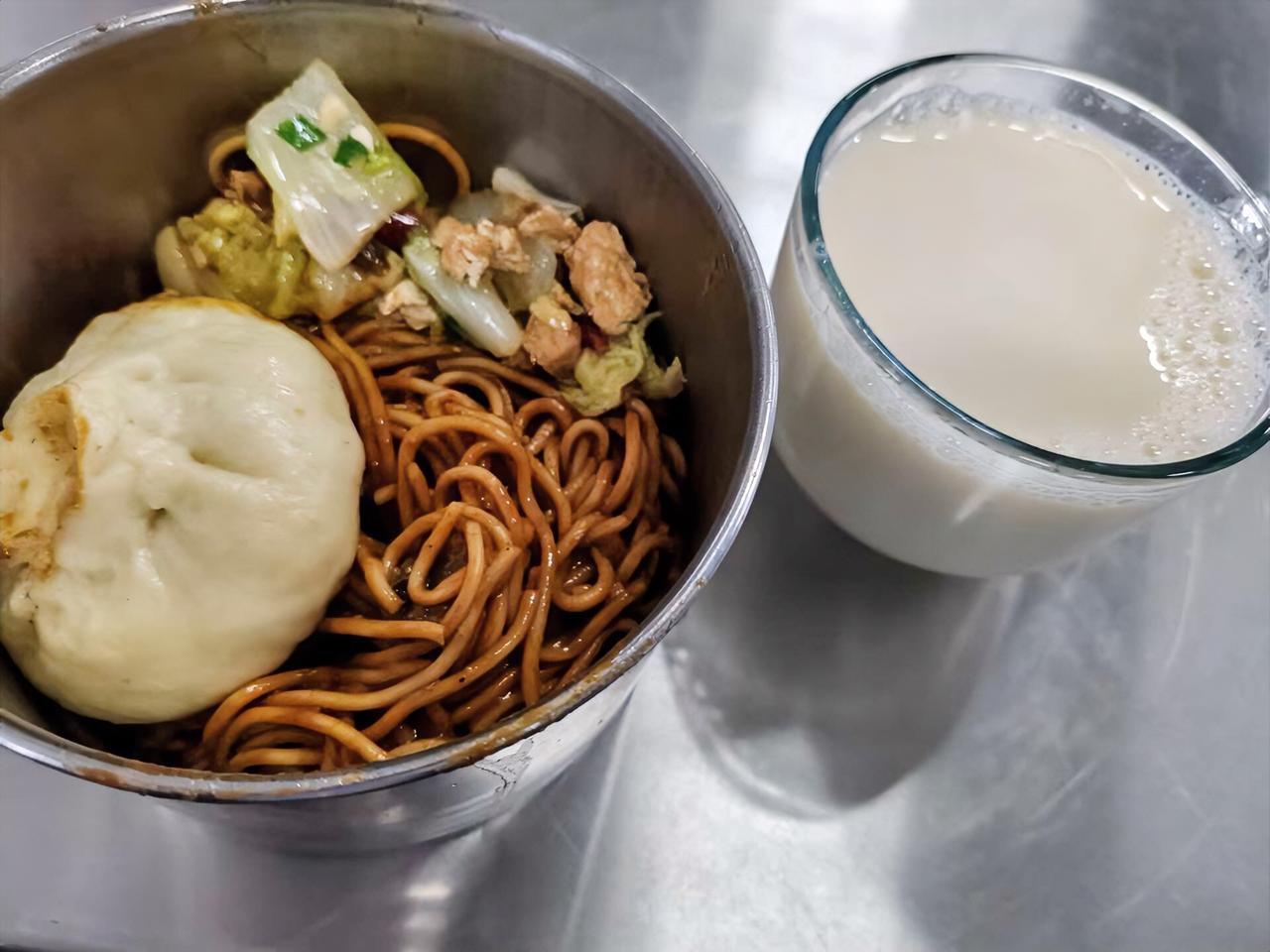 教师近三十年，据我观察，身边的老师们，许多人的脸色发黄，憔悴无光。特别是那些