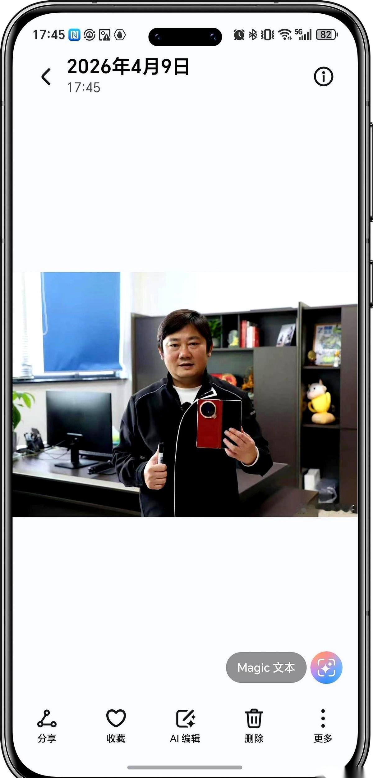 张雪前脚刚在直播间提了一嘴荣耀手机。后脚，一台顶配的MagicV6折叠屏，就