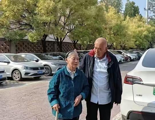 林立衡大概没想过八十二岁还会被人认出来。她怎么也不会想到，躲了这么多年清