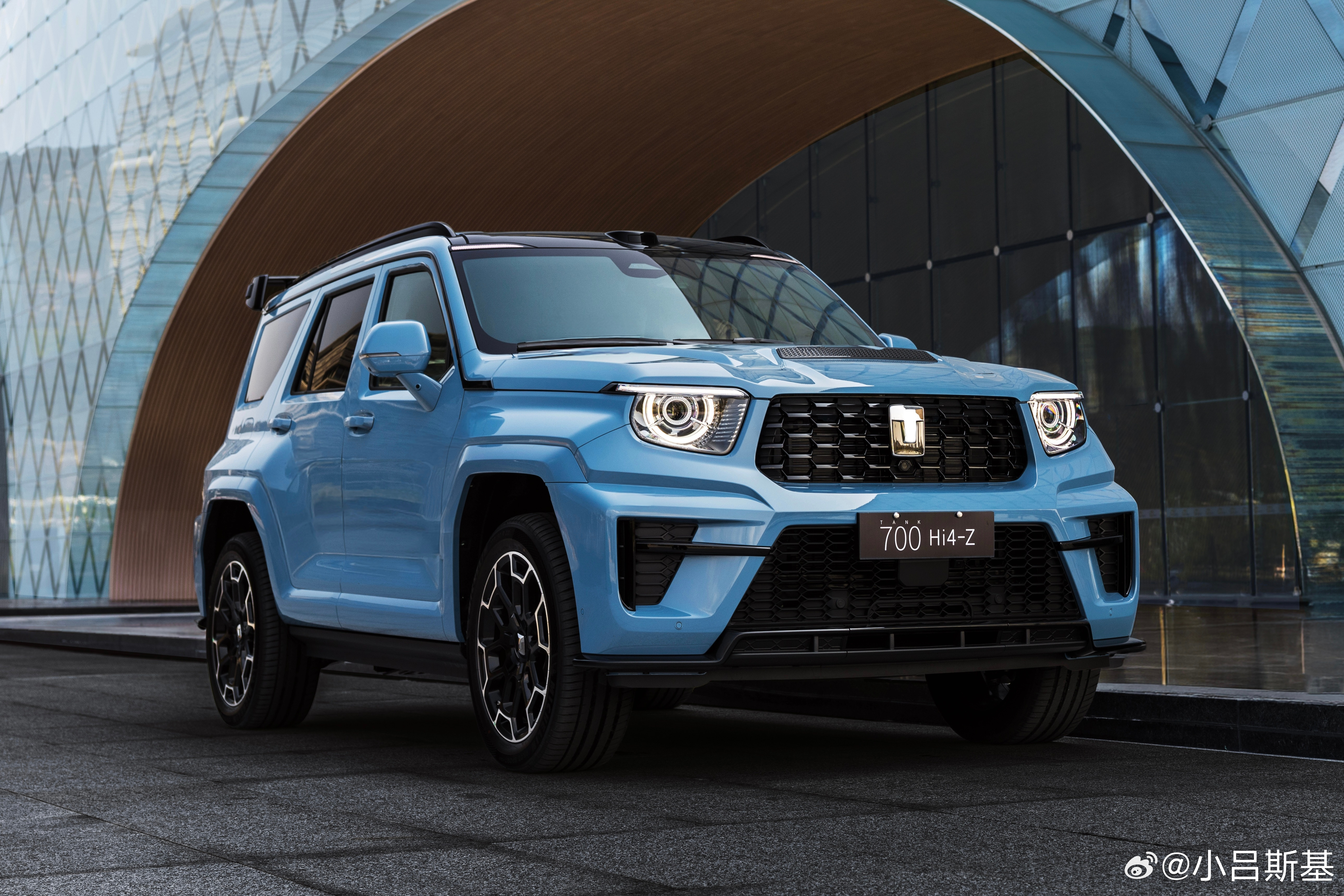 今年插混车型“提升续航”的风也刮到了硬派SUV身上，刚刚全新坦克700预售43.