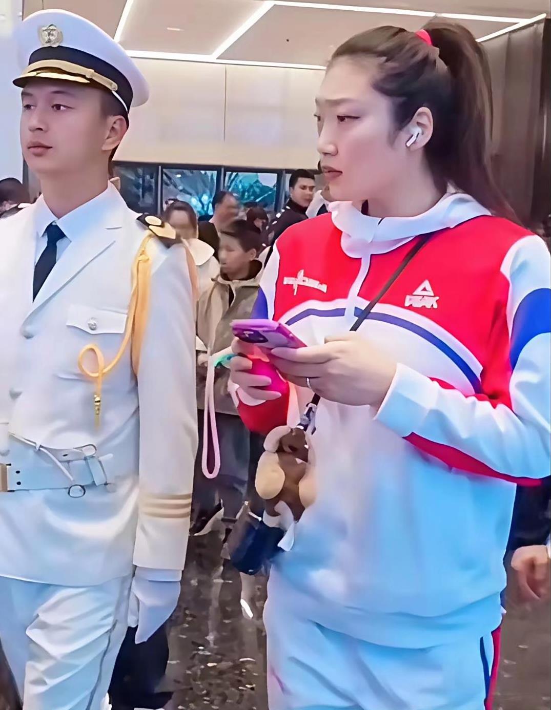 李梦，我真得说你两句了，你说你正值当打之年，论你的实力和球技，现役中国女篮还能找