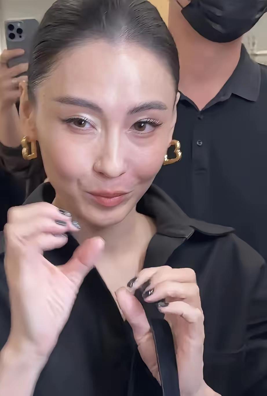 说实话，我向来不觉得她的颜值比王菲高。近期，网友发觉，素有“小林青霞”之称的张