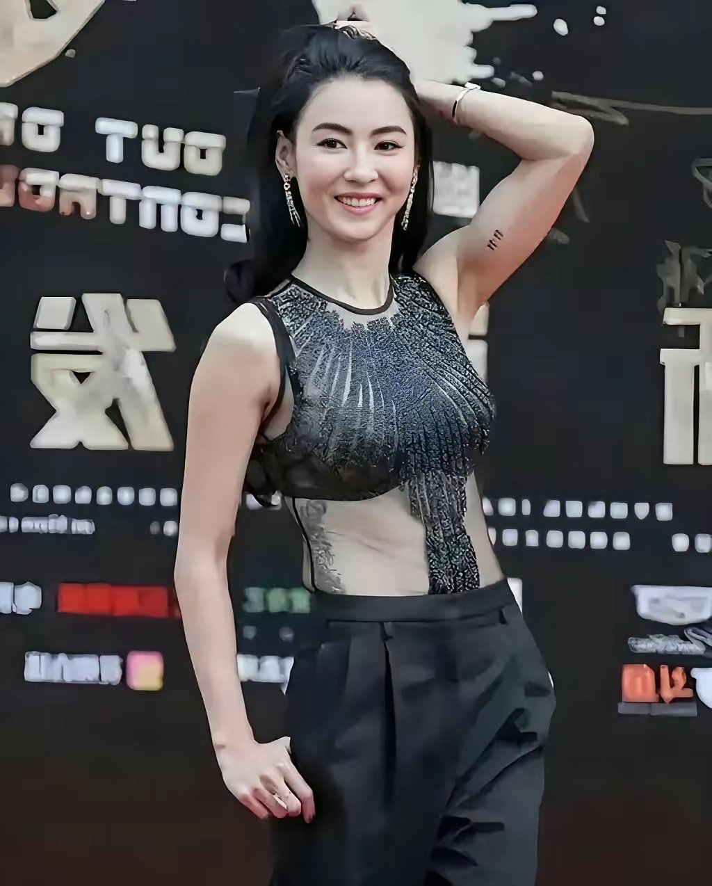 很好奇张柏芝的纹身是什么意思？