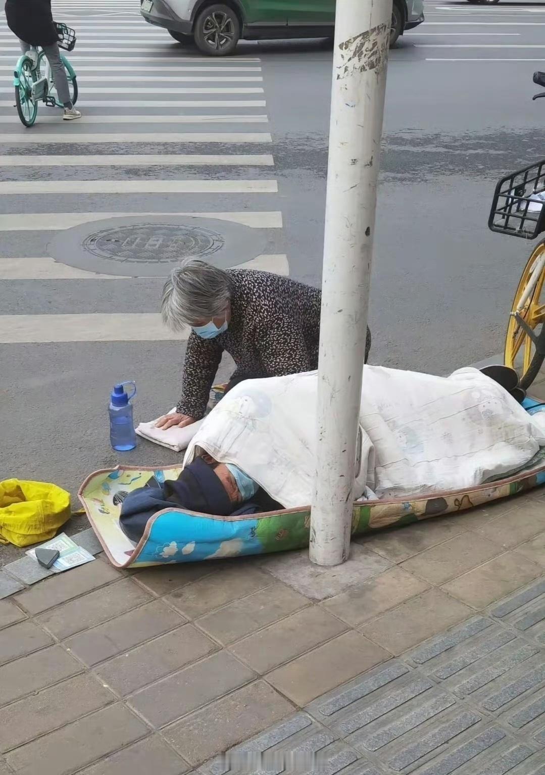 高级了！立秋之后。连要饭都开始两班倒了？