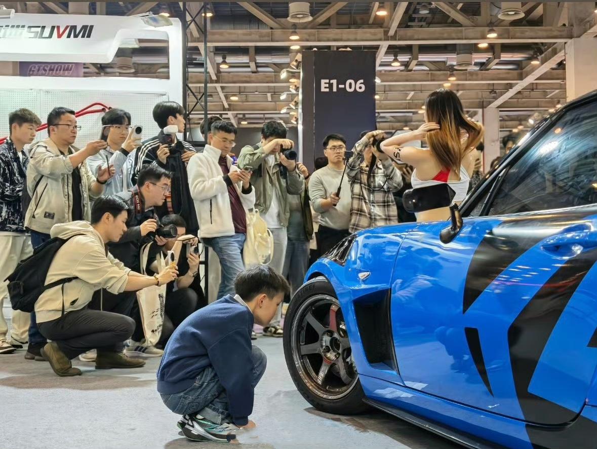 当所有成年人都在看车模的时候，只有小孩哥在观察这辆车的底盘。所以真的还有人在