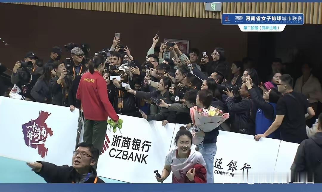 谁懂啊！河南女子排球城市联赛小学生表演赛现场，朱婷突然以教练身份亮相，全场直接沸