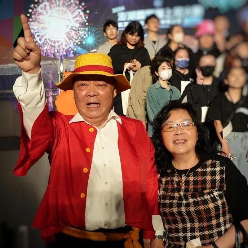 民进党澎湖县长陈光复昏迷3个月支持者街头挂看板拱妻“代夫出征”澎湖县长陈光复