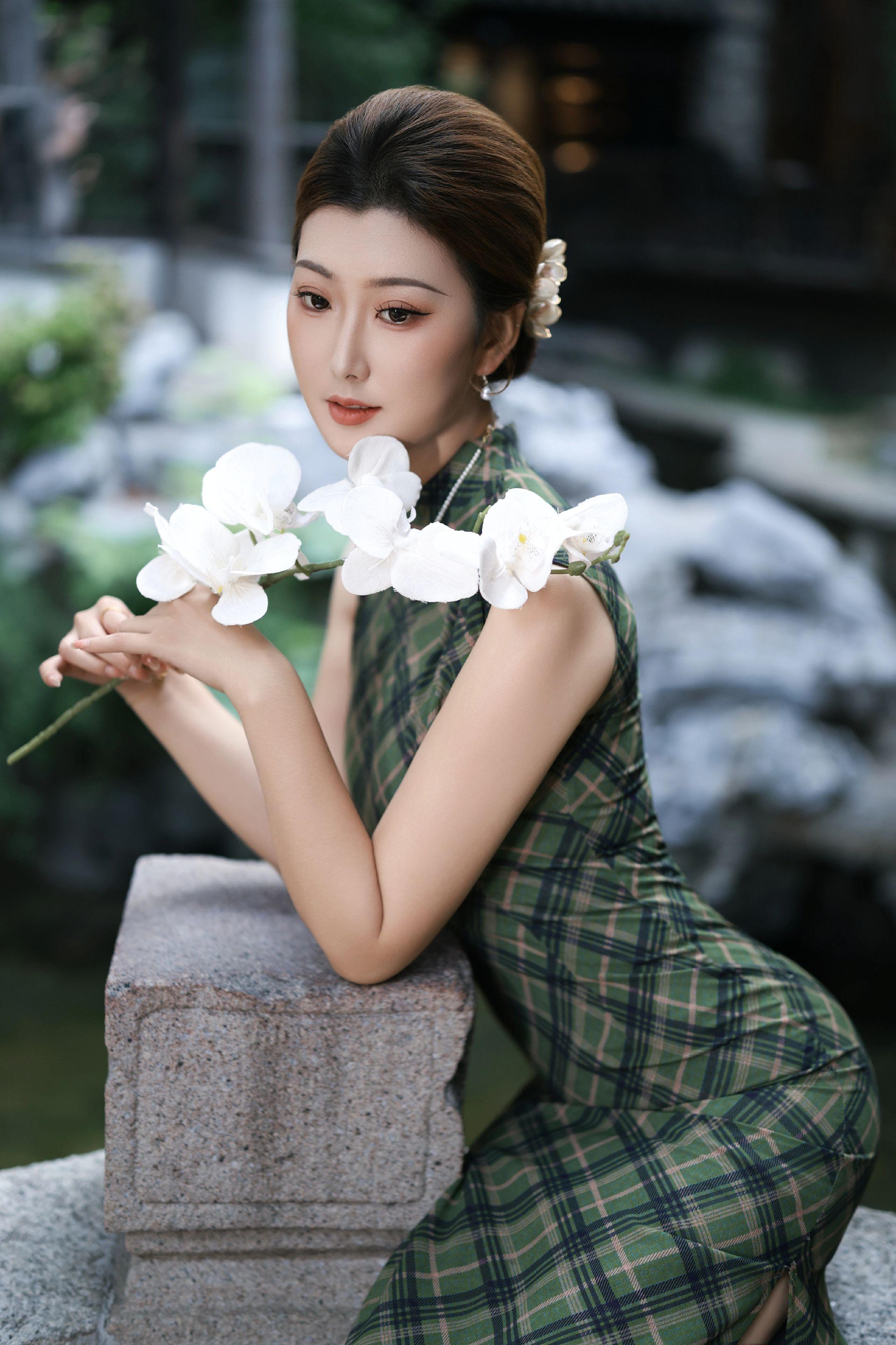 金陵的温柔，都藏在一袭摇曳的旗袍里。 你追你的西式风尚，我做我的东方风骨。