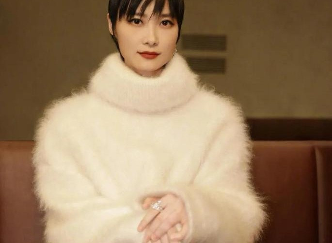 05年超女过去快20年了，当年那个抱着吉他的短发女孩，如今在娱乐圈的人脉圈到底有多硬核？今天咱们盘盘