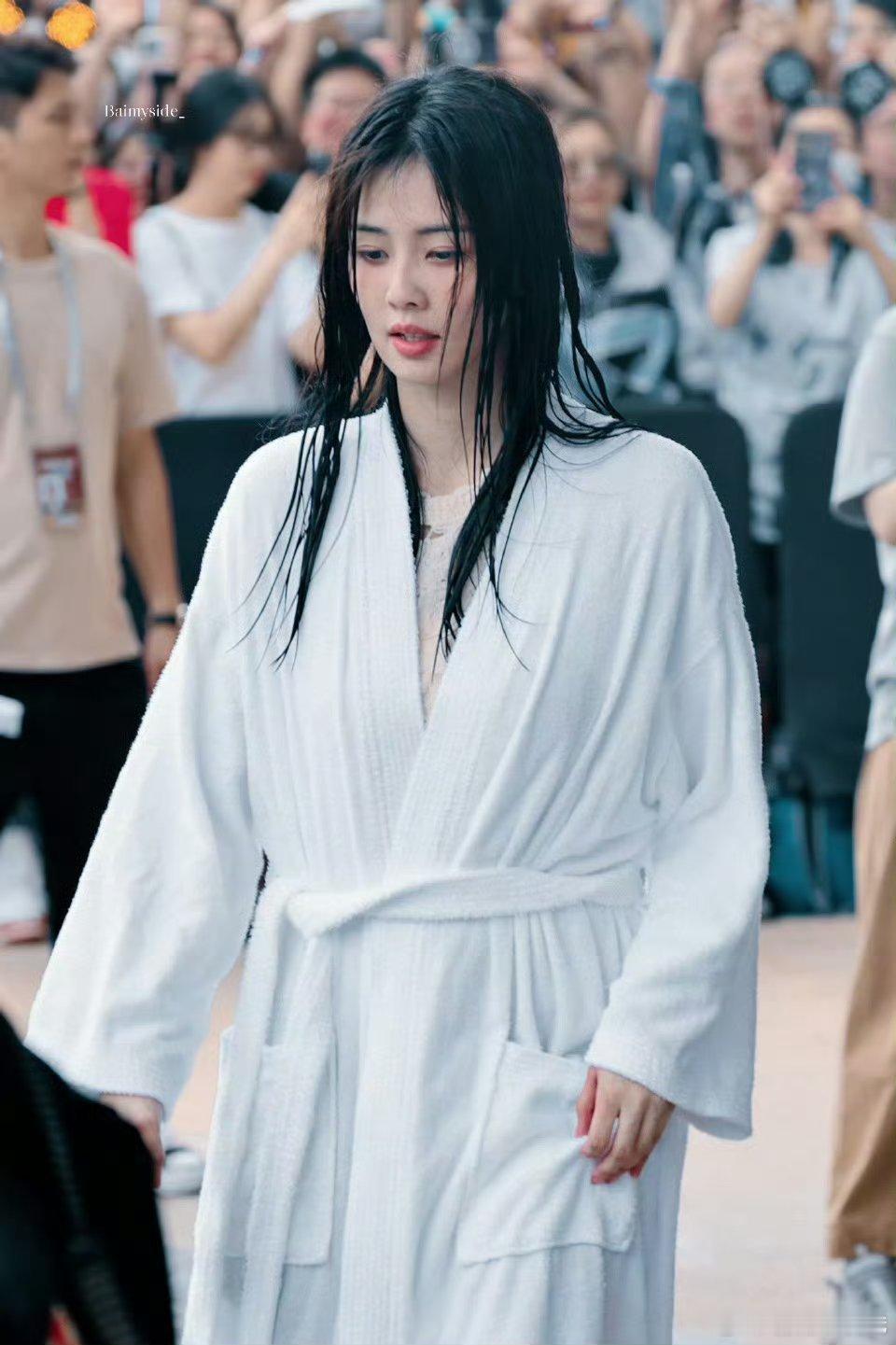 好事做尽啊奔跑吧，居然能看到白鹿穿浴袍！！！不过怎么浴袍也让白梦妍穿出了一股高定