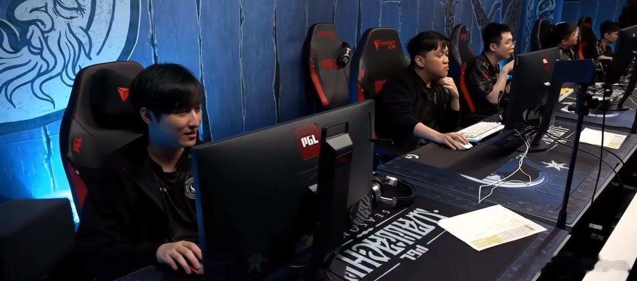 Fy：前两天poloson和哥哥那个亚巴顿蝙蝠对线，打完了赛后才talk，这个确