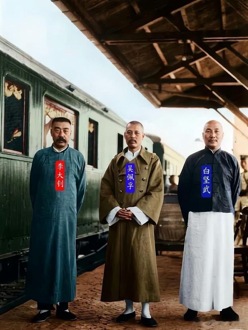 这张照片拍摄于1922年的洛阳火车站，三人各怀政治目的，相聚在当时的北方政治军事