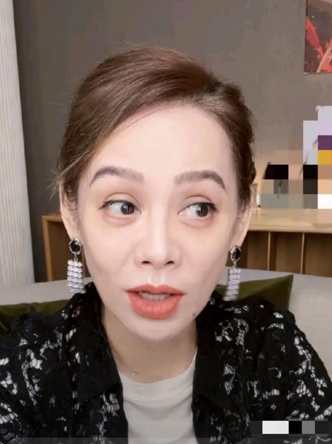 哇哦，宁静也肉眼可见的老了：头窄脸长，皮松肉垮，法际线后移，眼袋明显，眼周皱纹粗