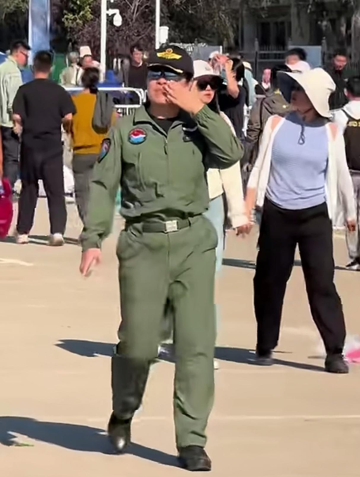 中国预警机女飞行员，这才是国泰民安的体格在长春航展上，一位女飞行员引起了广泛的