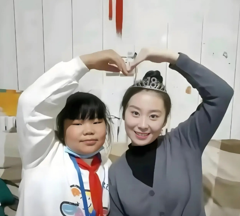 不得不说，这爸爸的基因真强，这么漂亮的妈妈都撼动不了他的基因！
