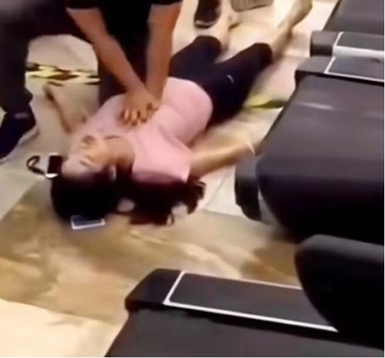 “脸都不要了！”一穿瑜伽服女子，在健身房内突然晕厥，旁边人见状，立马上前口对口做