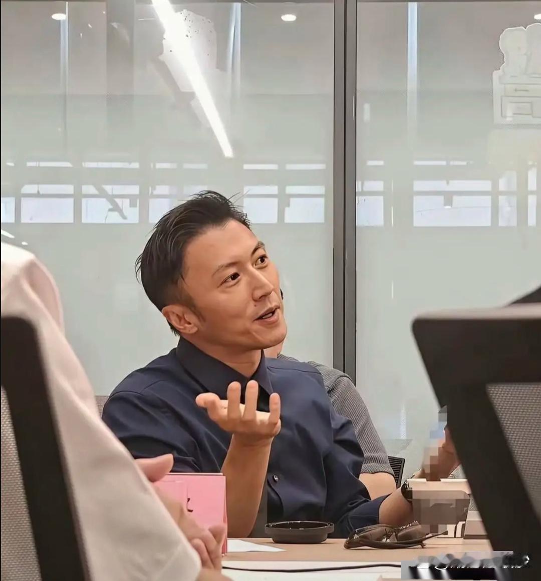 天呐，谢霆锋失去美颜滤镜后，竟然长这样！网友调侃：这样的在我们村都未必找得到老婆46岁谢霆锋素颜照曝