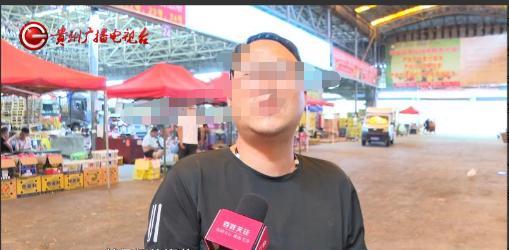 贵州贵阳，一水果店主花5100元在批发市场买了20箱榴莲，批发商声称只是外壳“烂