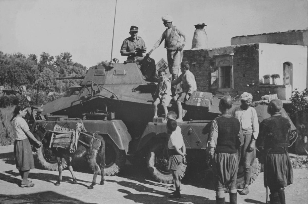 1941年，克里特岛。一辆德国Sd.Kfz.231装甲车（8轮型）停在路边，