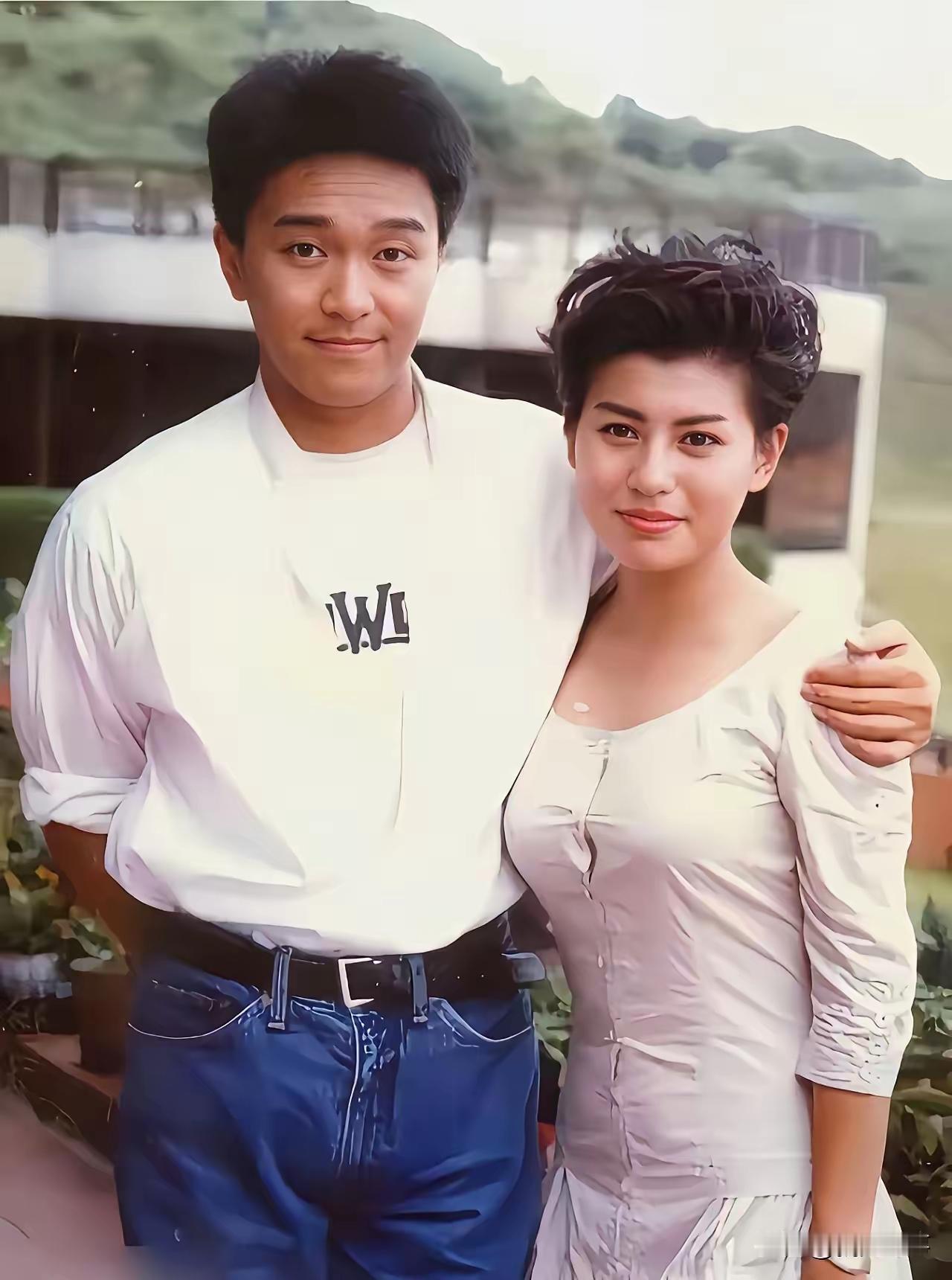 1988年，26岁的周星驰和20岁的罗明珠同框，画面太养眼。星爷穿白衫搭蓝牛仔裤