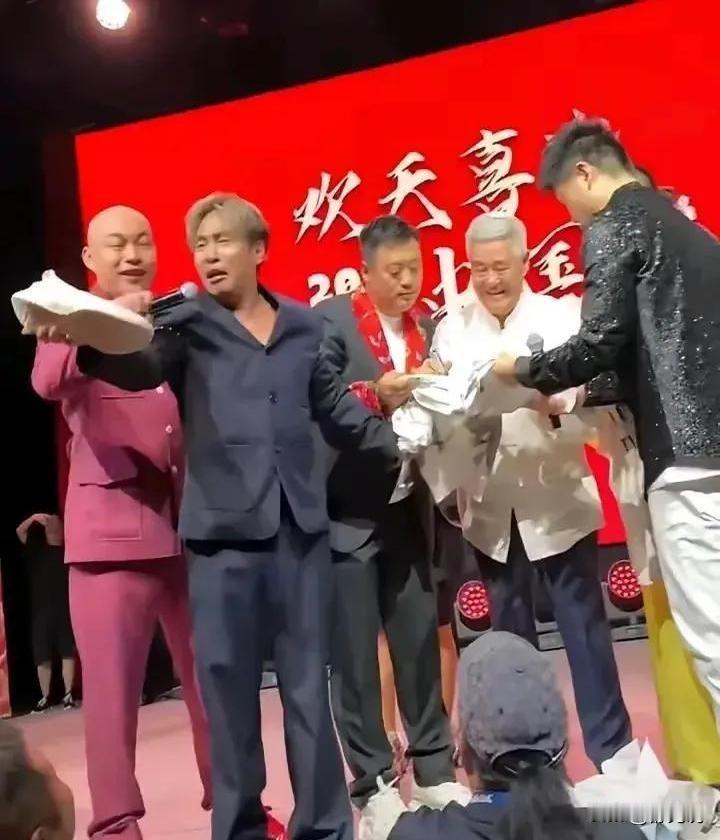 新加坡演出现场惊现名场面！赵本山带领徒弟谢幕时，台下突然飞上来一只鞋，全场瞬