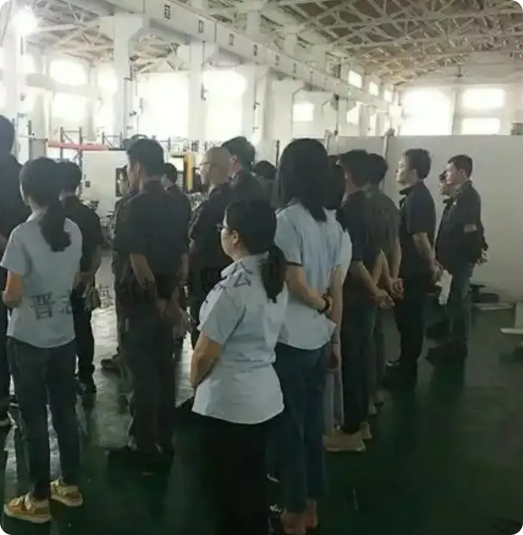 昨天早上，老板给我们开早会是这样说的：“如果谁觉得外面公司的工资比我这里高，不