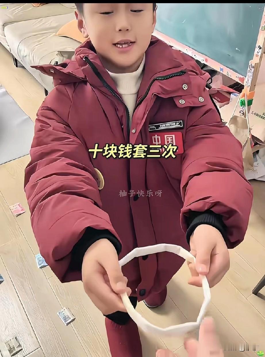 小孩看到外面套圈能挣钱，居然在家做起了生意，自己做了一个圈，非要拉着他的爸