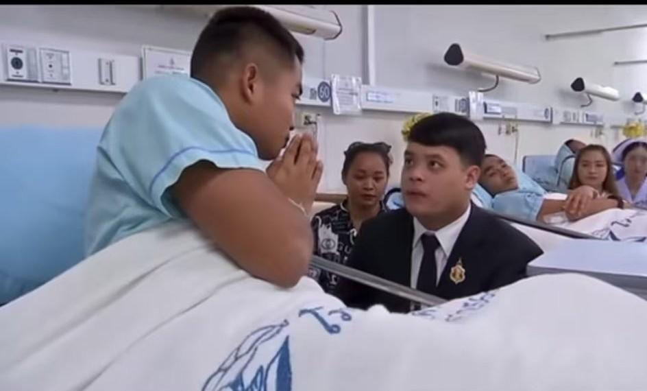 提帮贡能蹲下身子仰视普通人，这种镜头很难得啊！小王子只要不出大错，他爹的宝座百分