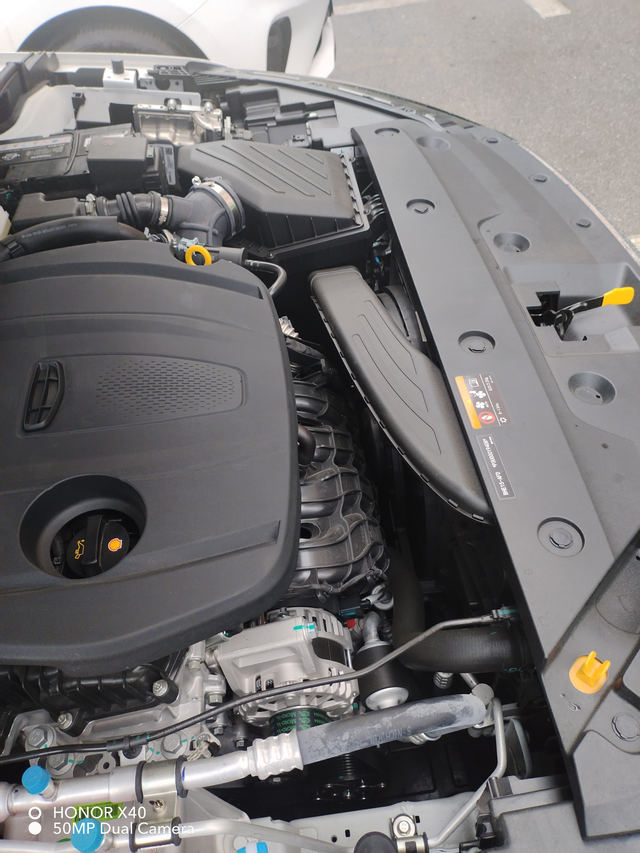 4代帝豪豪华型我才买的一个月。昨天去拿牌照车子开几公里就发动机里烧焦味道。去了