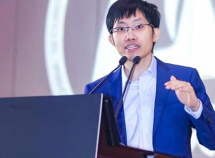 不到一年，曾经备受追捧的“英雄”已然沦为千夫所指。国家该出手对AI加以规范治理，