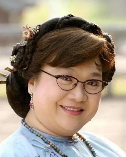 2008年，沈殿霞在奄奄一息之际突然清醒过来，女儿郑欣宜紧张地问她还有什么事情要