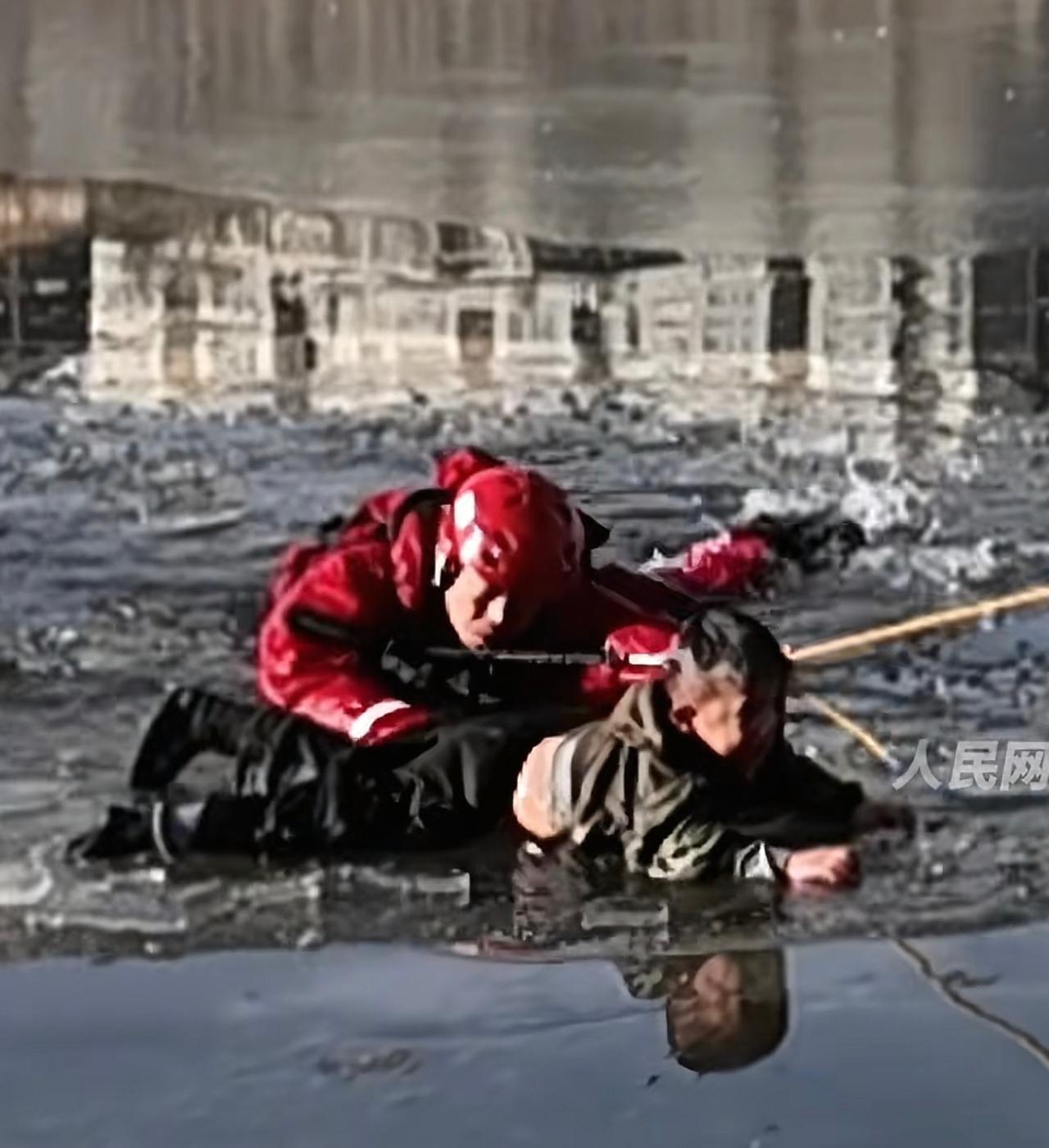 13岁女孩，从冰窟窿里勇救4岁落水男孩，人民日报点赞！事情发生在宁夏，薄薄的
